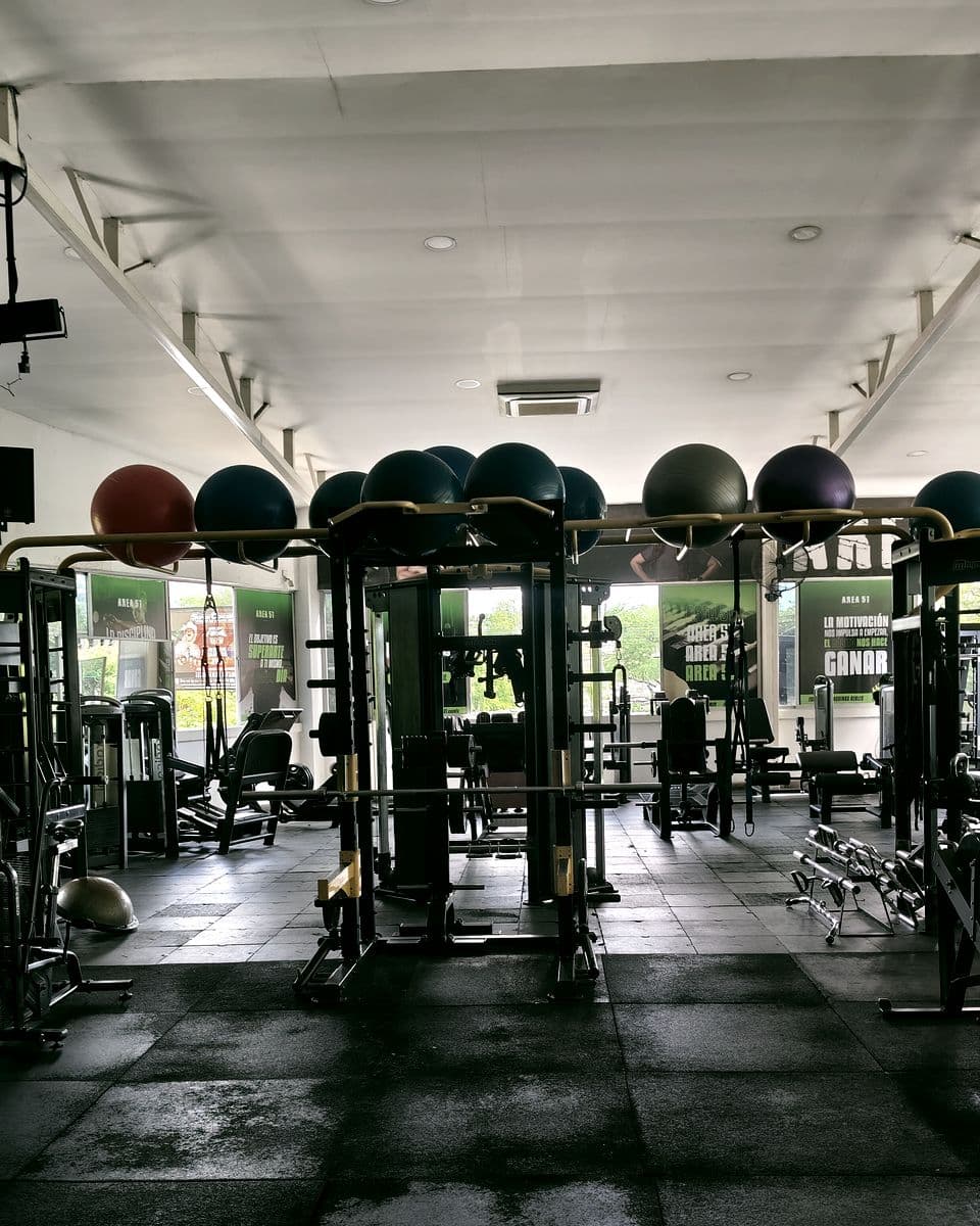 Jaula de CrossFit con balones y barras